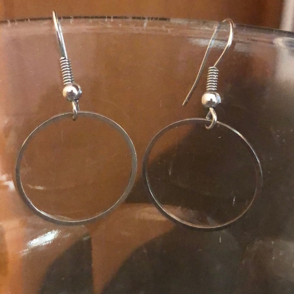 1 pair of hanging earrings